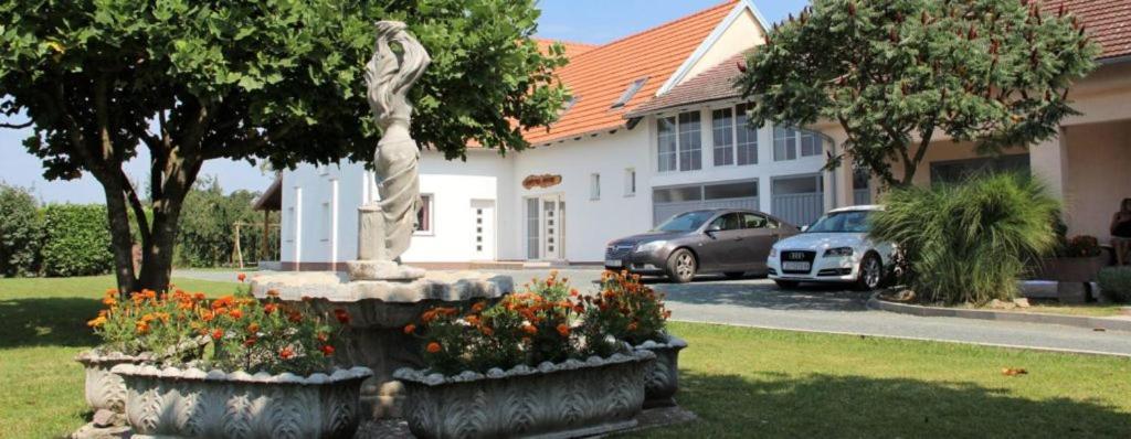 Lonjski Dvori Kutina Exteriér fotografie
